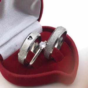 Aliança de Namoro 6mm Jateada Coração Vazado + Solitário