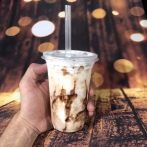 50 COPO MILK-SHAKE COM TAMPA RETA COM FURO 500ml PP