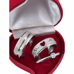 Par de Aliança de Compromisso Anatômica Diamantada Friso Prata + Coração Vazado de Namoro/Compromisso/Noivado +Solitário