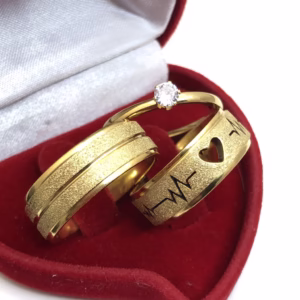 Par Aliança Jateada Anatômica de Casamento Coração Vazado e Frisos + Solitário.