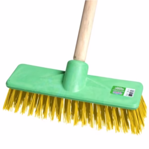 Vassoura tipo  30 cm cabo de madeira - Odim